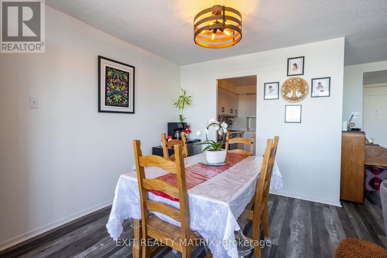 29636684/1007-2759-carousel-crescent/emerald-woodssawmill-creek/ottawa/ontario/K1T2N5_13