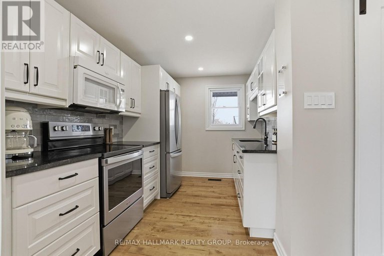 29378693/24-binscarth-crescent/glencairnhazeldean/ottawa/ontario/K2L1S1_4