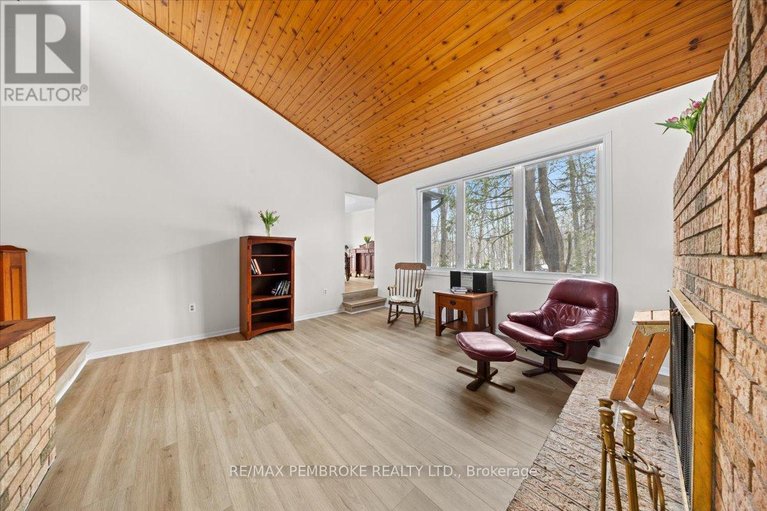 29556813/1235-millburn-crescent/cumberland-ridge/ottawa/ontario/K4C1C9_8