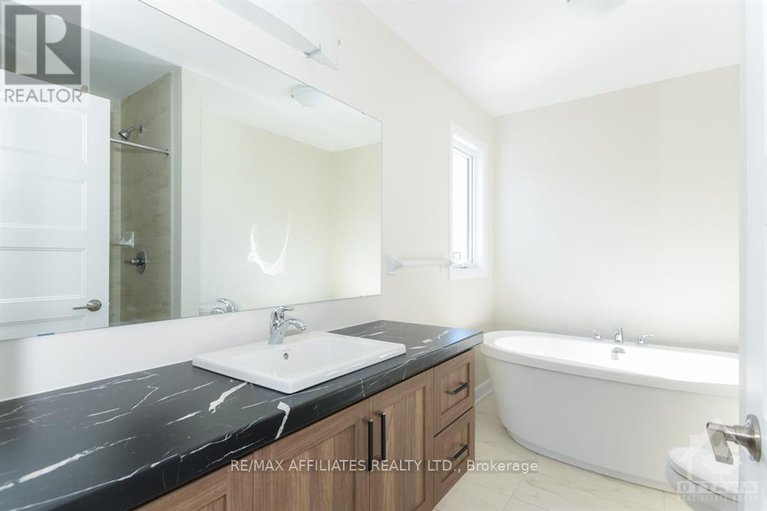 26961653/441-aurora-street/sunset-flat/embrun/ontario/K0A1W0_12