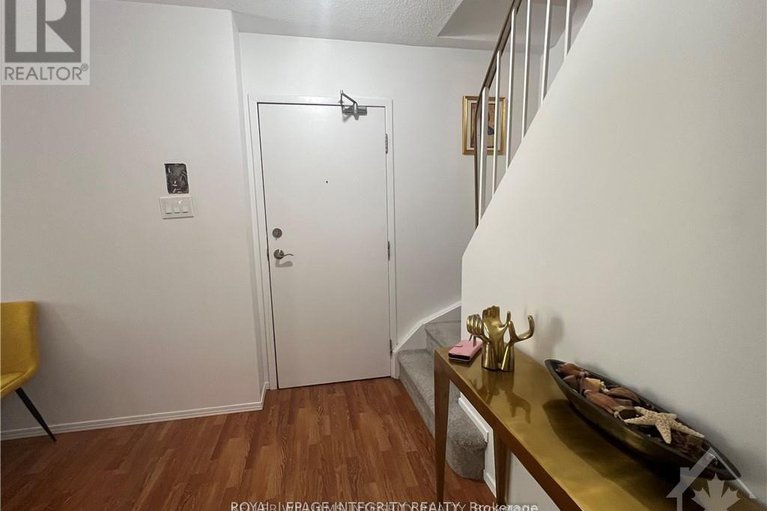 28934984/8-240-fenerty-court/katimavik/ottawa/ontario/K2L3A7_21