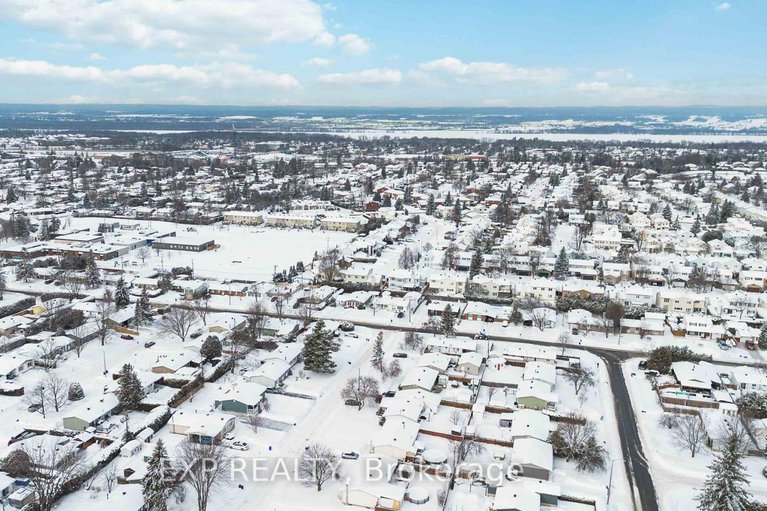 29305103/303-amiens-street/bilberry-creekqueenswood-heights/ottawa/ontario/K1E1N3_33