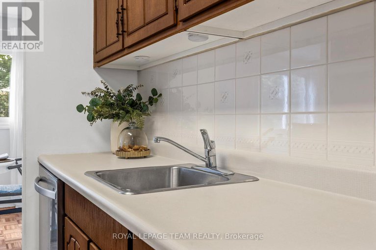 28930339/2163-orient-park-drive/blackburn-hamlet-south/ottawa/ontario/K1B4W1_18