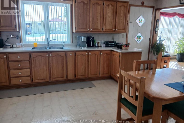 29361239/91-victoria-street-w/alexandria/north-glengarry/ontario/K0C1A0_3