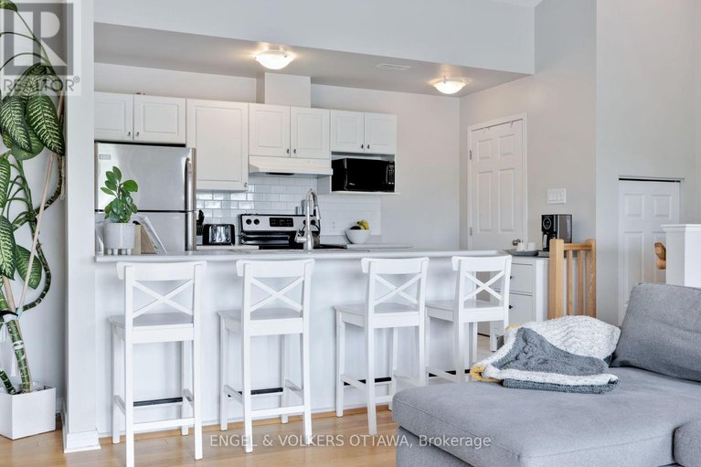 28491799/4-44-sternes-private/springridgeeast-village/ottawa/ontario/K4A0X8_19