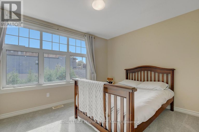 29588176/318-iona-street/westborohampton-park/ottawa/ontario/K1Z7B9_16