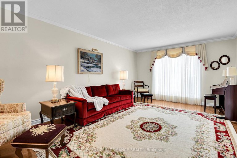 29487498/15-woodfern-court/sheahan-estatestrend-village/ottawa/ontario/K2H8Y9_6