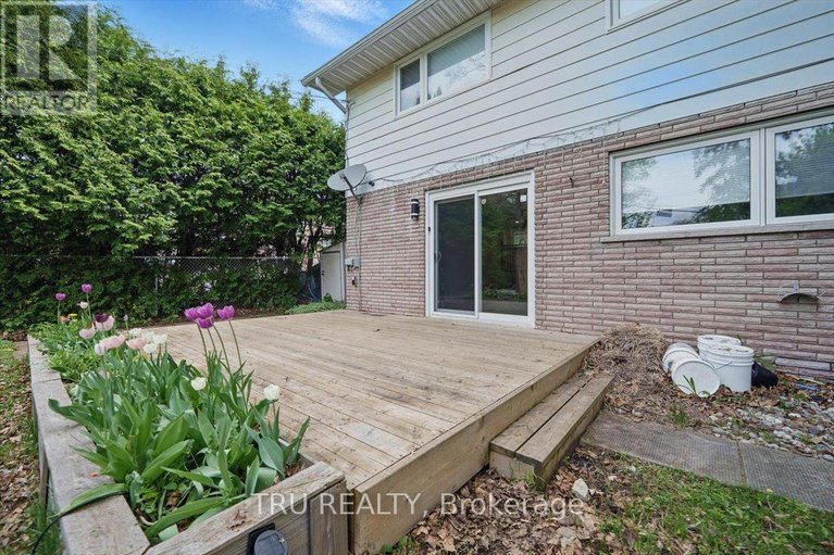 28792969/2114-balharrie-avenue/hawthorne-meadows/ottawa/ontario/K1G1G5_32