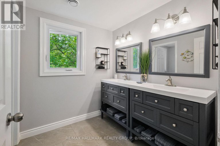 28552102/1430-royal-maple-drive/cumberland-ridge/ottawa/ontario/K4C1B5_27