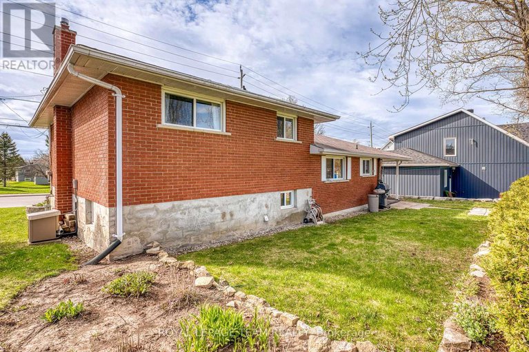 28272638/268-ottawa-street/almonte/mississippi-mills/ontario/K0A1A0_22