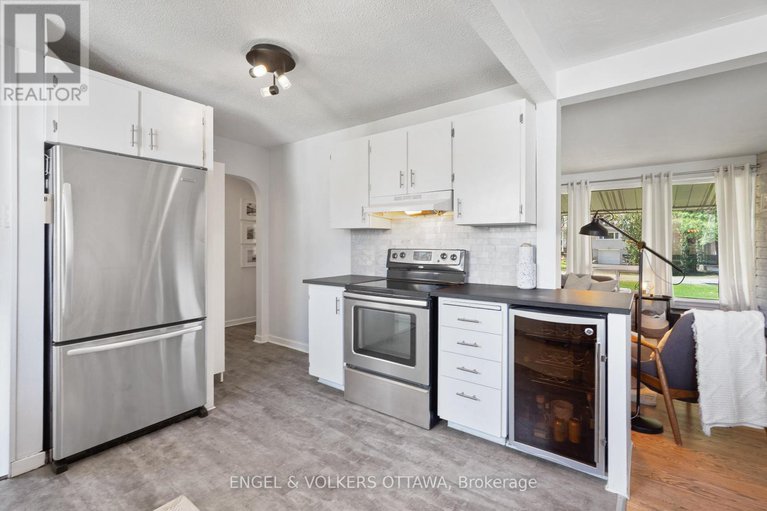 28232001/8-pineglen-crescent/pineglencountry-place/ottawa/ontario/K2E6X7_18