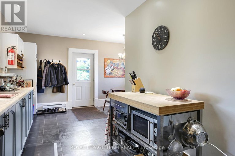 28518973/142-cathcart-street/lower-townbyward-market/ottawa/ontario/K1N5B8_20