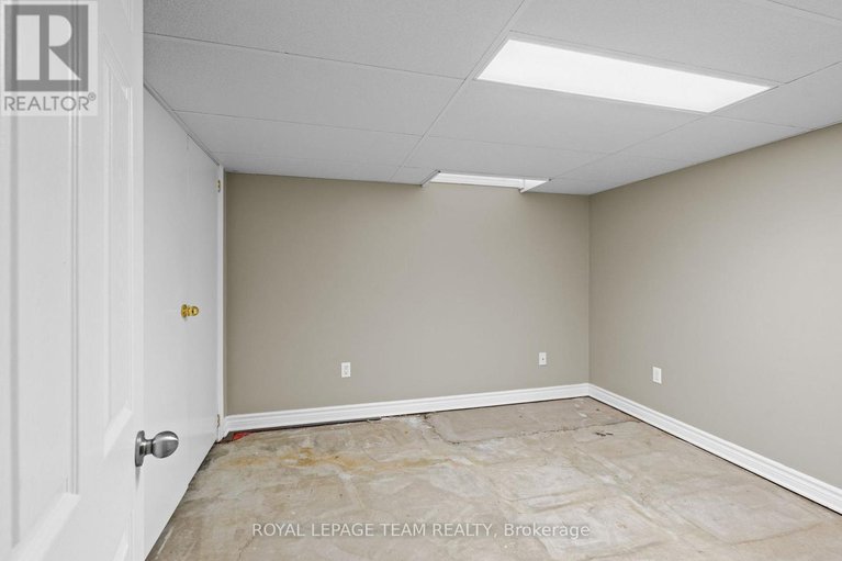 29111862/828-kingfisher-crescent/chatelaine-village/ottawa/ontario/K1E2L4_37