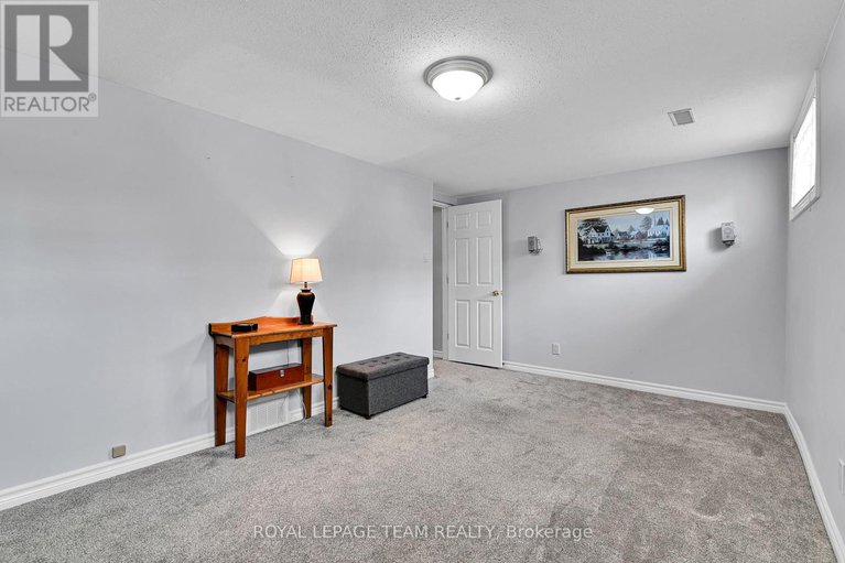 28179012/1728-smithers-crescent/chateauneuf/ottawa/ontario/K1C4X2_27