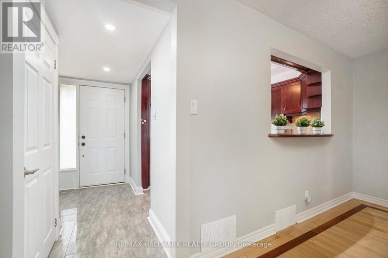 28410250/54-corley-private/heron-gateindustrial-park/ottawa/ontario/K1V8T7_4