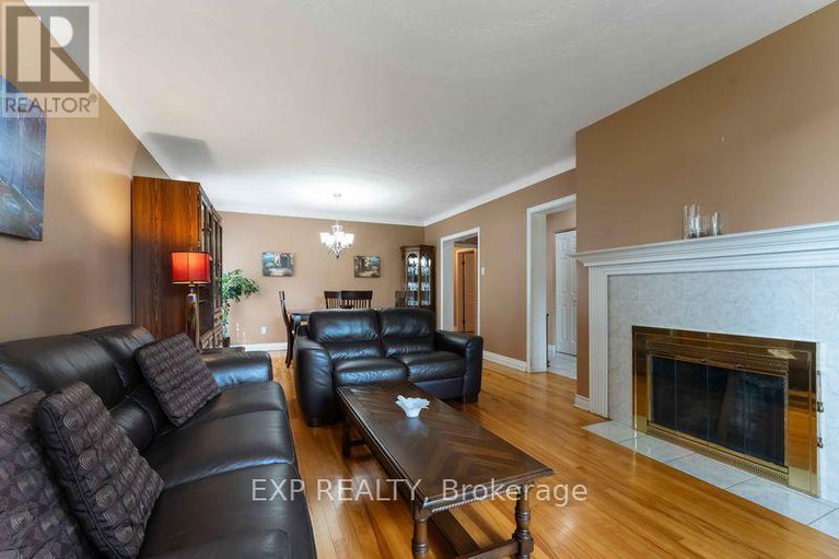 28608756/6-lyall-street/city-viewskylinefisher-heightsparkwood-hills/ottawa/ontario/K2E5G6_4