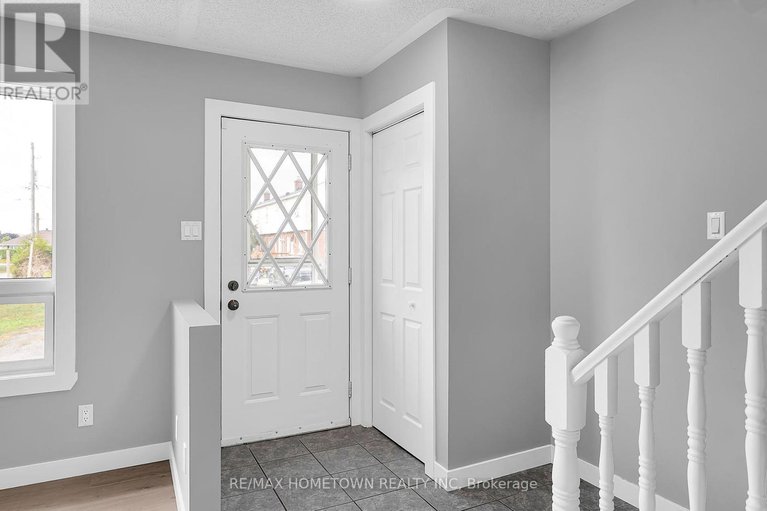 28791657/35-hustler-crescent/iroquois/south-dundas/ontario/K0E1K0_3