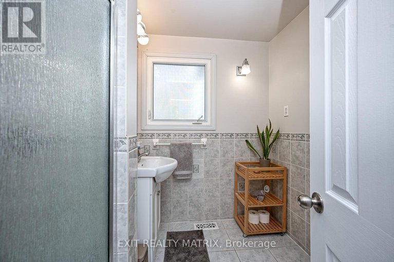 28875477/90-chesterton-drive/borden-farmstewart-farmcarleton-heightsparkwood-hills/ottawa/ontario/K2E5T6_12