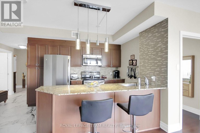 28584984/1104-90-landry-street-w/vanier/ottawa/ontario/K1L0A9_11