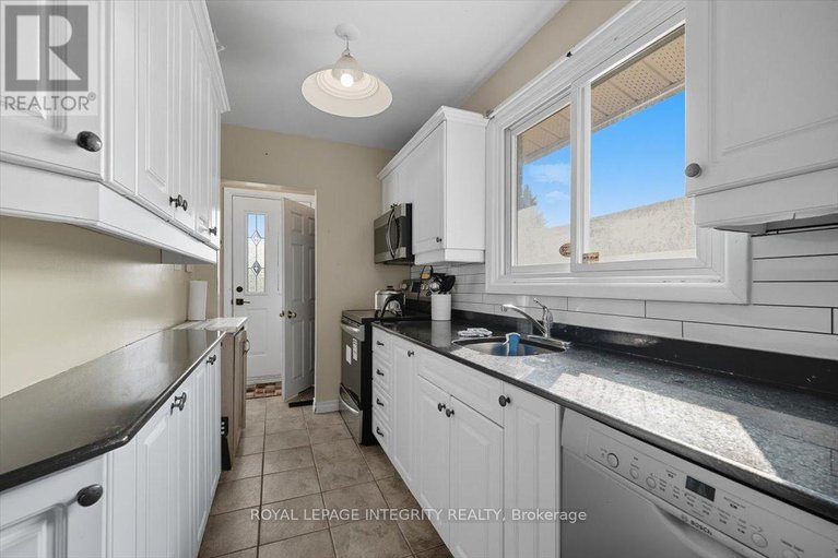 28877038/1293-maitland-avenue/copeland-park/ottawa/ontario/K2C2C4_13