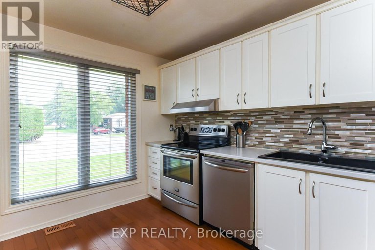 28588528/1576-st-georges-street/bilberry-creekqueenswood-heights/ottawa/ontario/K1E2M9_5