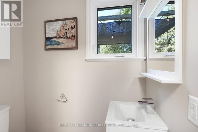 28938196/3062-upper-otterson-place/mooneys-bayrevelstoke/ottawa/ontario/K1V7B6_17