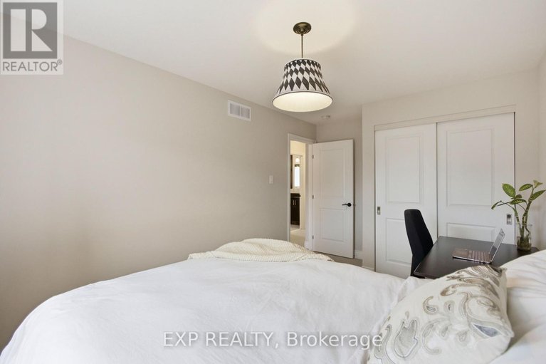 29606498/710-brian-good-avenue/riverside-southgloucester-glen/ottawa/ontario/K4M0C1_22