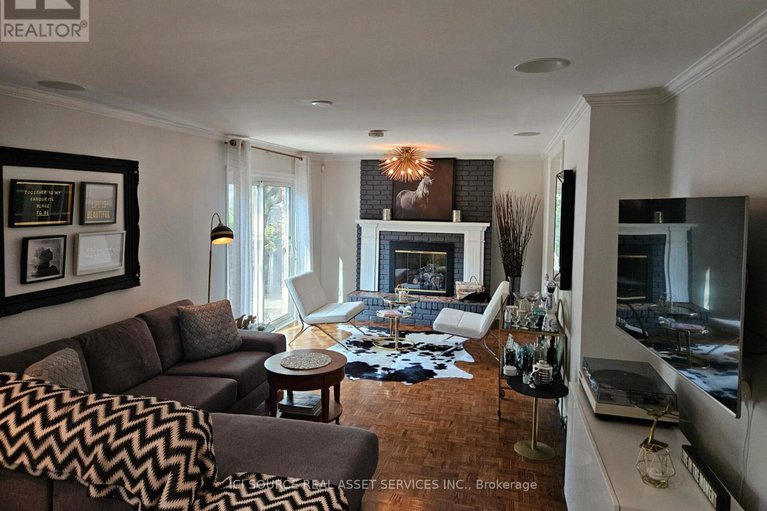 28675680/1-erinlea-court/pineglencountry-place/ottawa/ontario/K2E7C8_19
