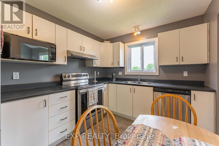 28448593/3379-descotes-circle/town-of-rockland/clarence-rockland/ontario/K4K1A8_16