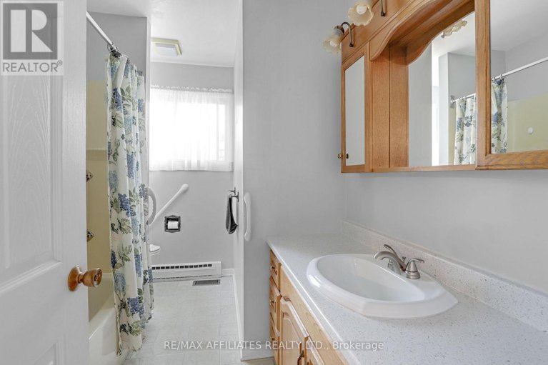 28771604/17-canfield-road/sheahan-estatestrend-village/ottawa/ontario/K2H5S7_20