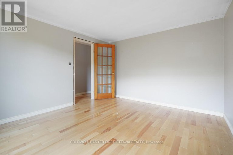 28322181/323-amiens-street/bilberry-creekqueenswood-heights/ottawa/ontario/K1E1N4_14