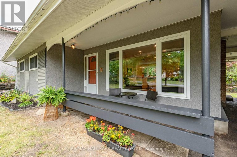 28909917/9-newbury-avenue/borden-farmstewart-farmcarleton-heightsparkwood-hills/ottawa/ontario/K2E6K7_2