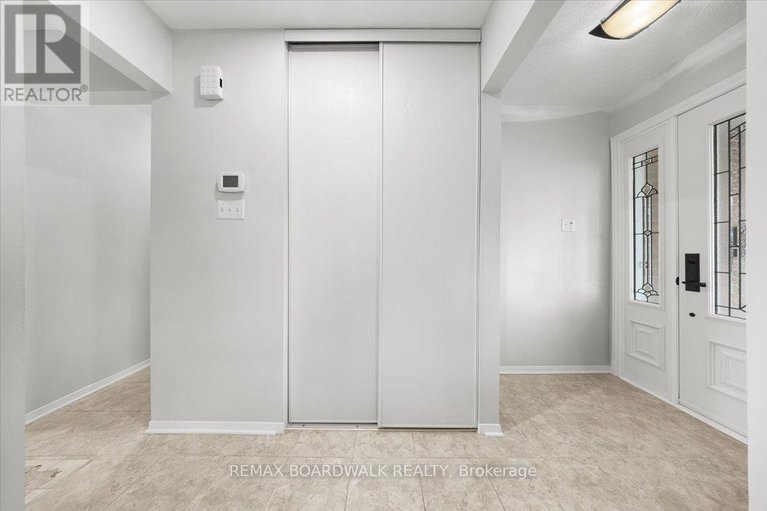 29633977/6241-st-albans-court/convent-glen-north/ottawa/ontario/K1C3C5_3