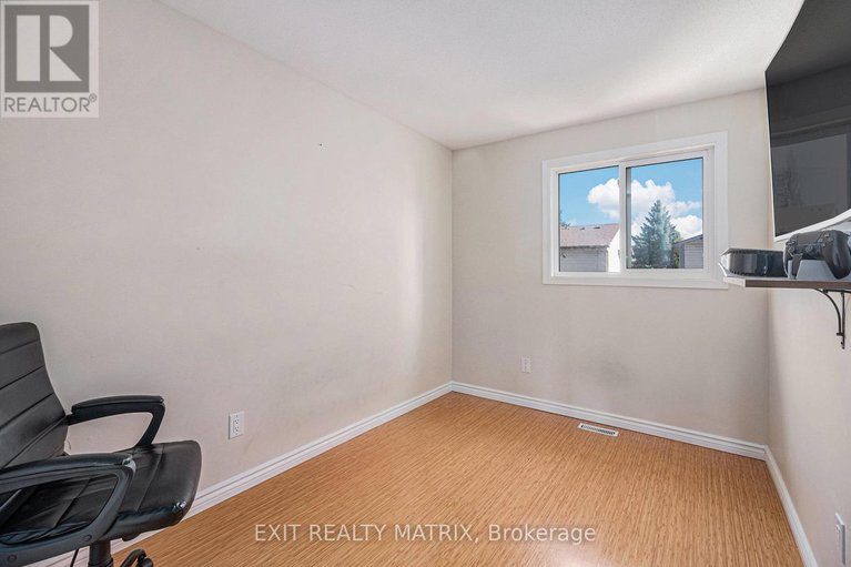 29514501/1432-deavy-way-e/bilberry-creekqueenswood-heights/ottawa/ontario/K1E2W8_10