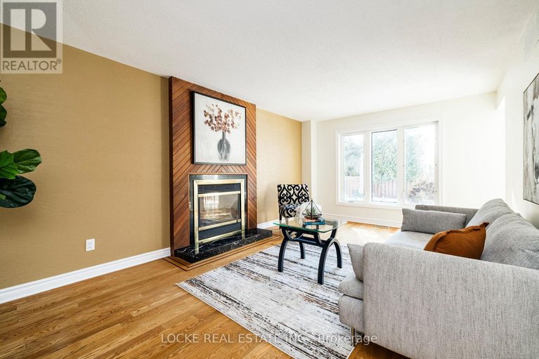 29535443/1404-forest-valley-drive/chapel-hill/ottawa/ontario/K1C5M8_18