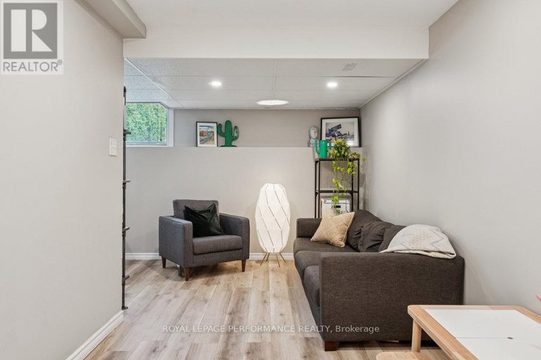 28591914/1869-hennessy-crescent/fallingbrookgardenway-south/ottawa/ontario/K4A3X8_36