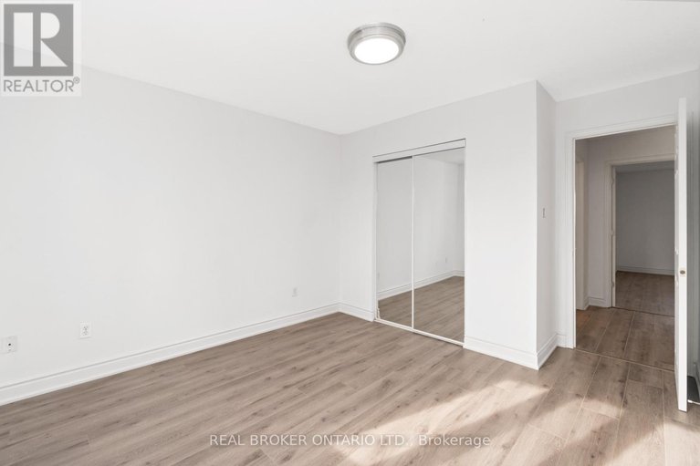 29102518/3-a-southpark-drive/blackburn-hamlet/ottawa/ontario/K1B3B8_18