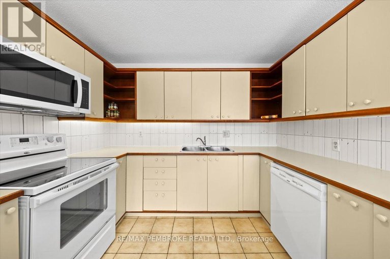 29556813/1235-millburn-crescent/cumberland-ridge/ottawa/ontario/K4C1C9_14