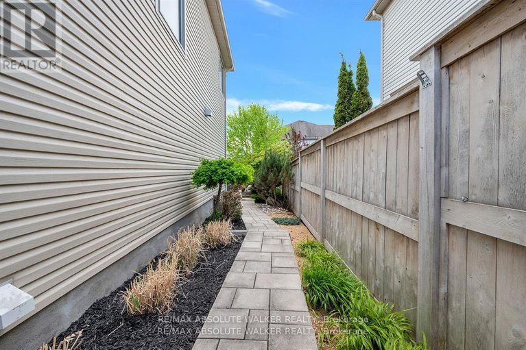 28644323/107-joshua-street/mer-bleuebradley-estatesanderson-park/ottawa/ontario/K1W0A2_39