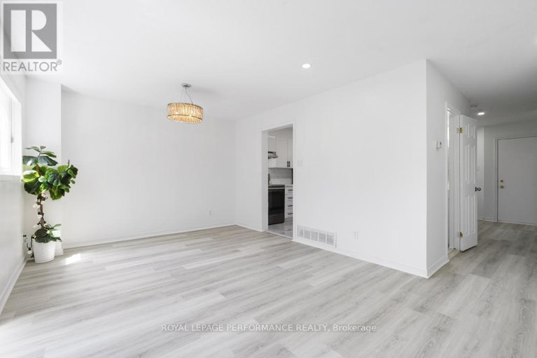 28601739/1416-caravel-crescent/bilberry-creekqueenswood-heights/ottawa/ontario/K1E3X4_10