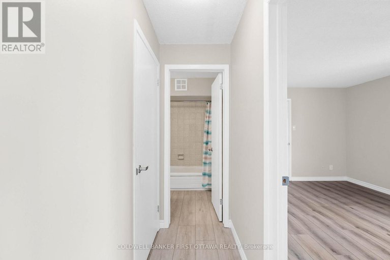 28820214/400-216-viewmount-drive/borden-farmstewart-farmcarleton-heightsparkwood-hills/ottawa/ontario/K2E7X4_22