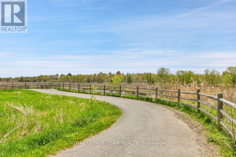 28330795/130-winterhaven-drive/mer-bleuebradley-estatesanderson-park/ottawa/ontario/K1W0H4_35