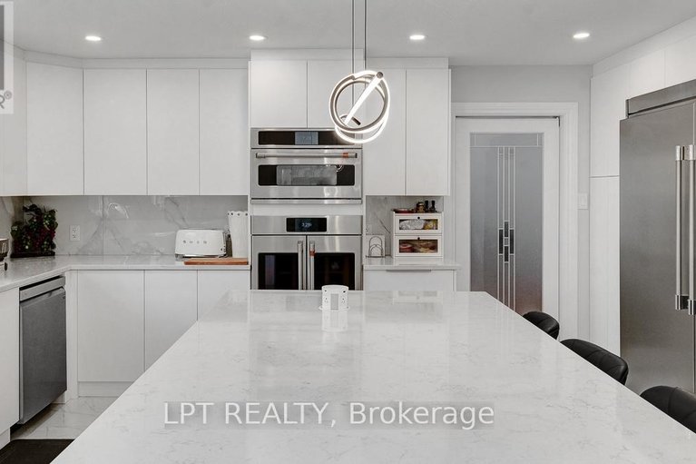 29603325/624-pleasant-park-road/playfair-park/ottawa/ontario/K1H5N5_21