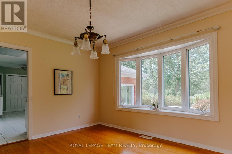 28527432/1231-fairway-drive/manotick-south-to-roger-stevens/ottawa/ontario/K4M1B3_18