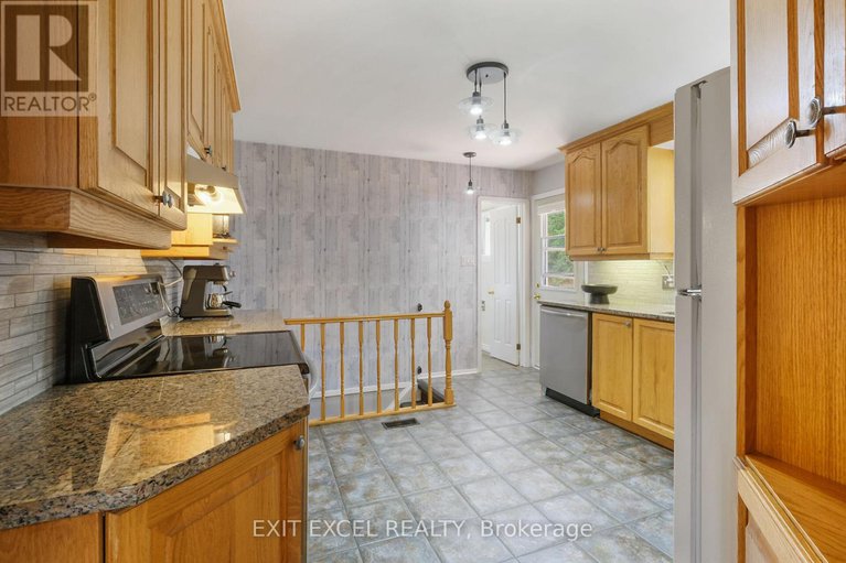 28416258/396-roxdale-avenue/bilberry-creekqueenswood-heights/ottawa/ontario/K1E1V5_9