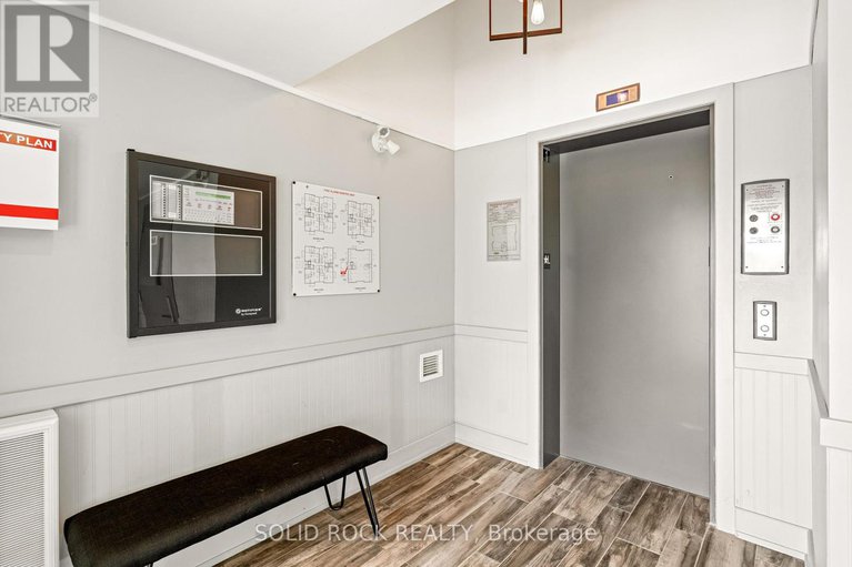 28694497/301-345-elizabeth-cosgrove-private/mer-bleuebradley-estatesanderson-park/ottawa/ontario/K1W0K6_5