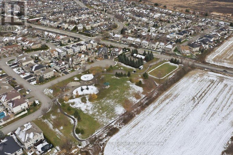 29215744/188-whispering-winds-way/mer-bleuebradley-estatesanderson-park/ottawa/ontario/K1W0B5_22