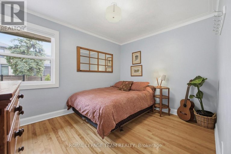 29622537/513-windermere-avenue/mckellarhighland/ottawa/ontario/K2A2W3_13