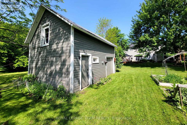 28427099/16-peter-street-s/maxville/north-glengarry/ontario/K0C1T0_32
