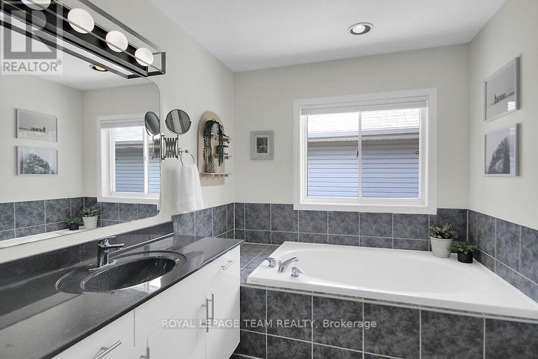 28519843/23-windgate-crescent/emerald-meadowstrailwest/ottawa/ontario/K2M2X1_26